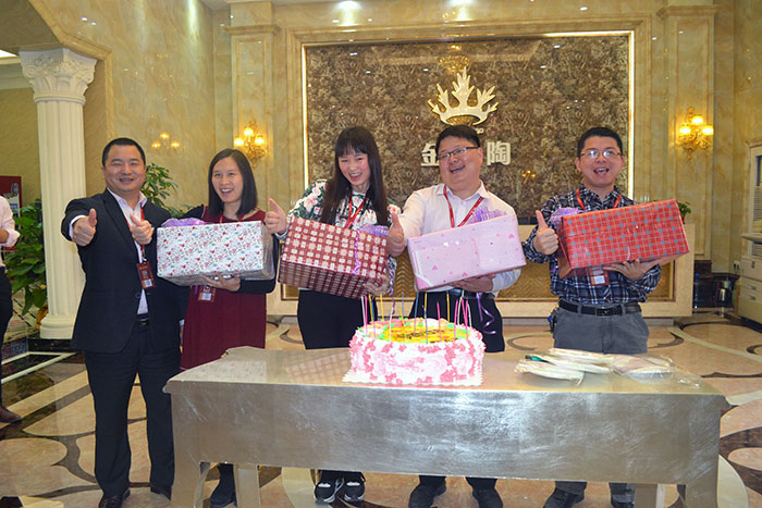 金艾陶瓷砖品牌营销总监刘鸿瑞为寿星们送上礼物