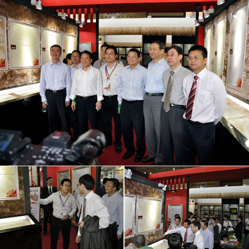 中国建筑卫生陶瓷协会领导一行在董事长的陪同下参观金艾陶展位