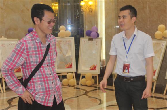 金艾陶网络营销主管王宏城（右一）向记者介绍微晶瓷片