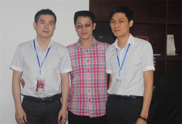 金艾陶产品研究经理苏成香（右一）、金艾陶网络营销主管王宏城（左一）与记者合影